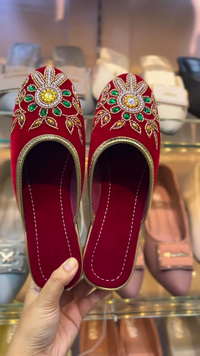 Hand embroidered red bridal jutti